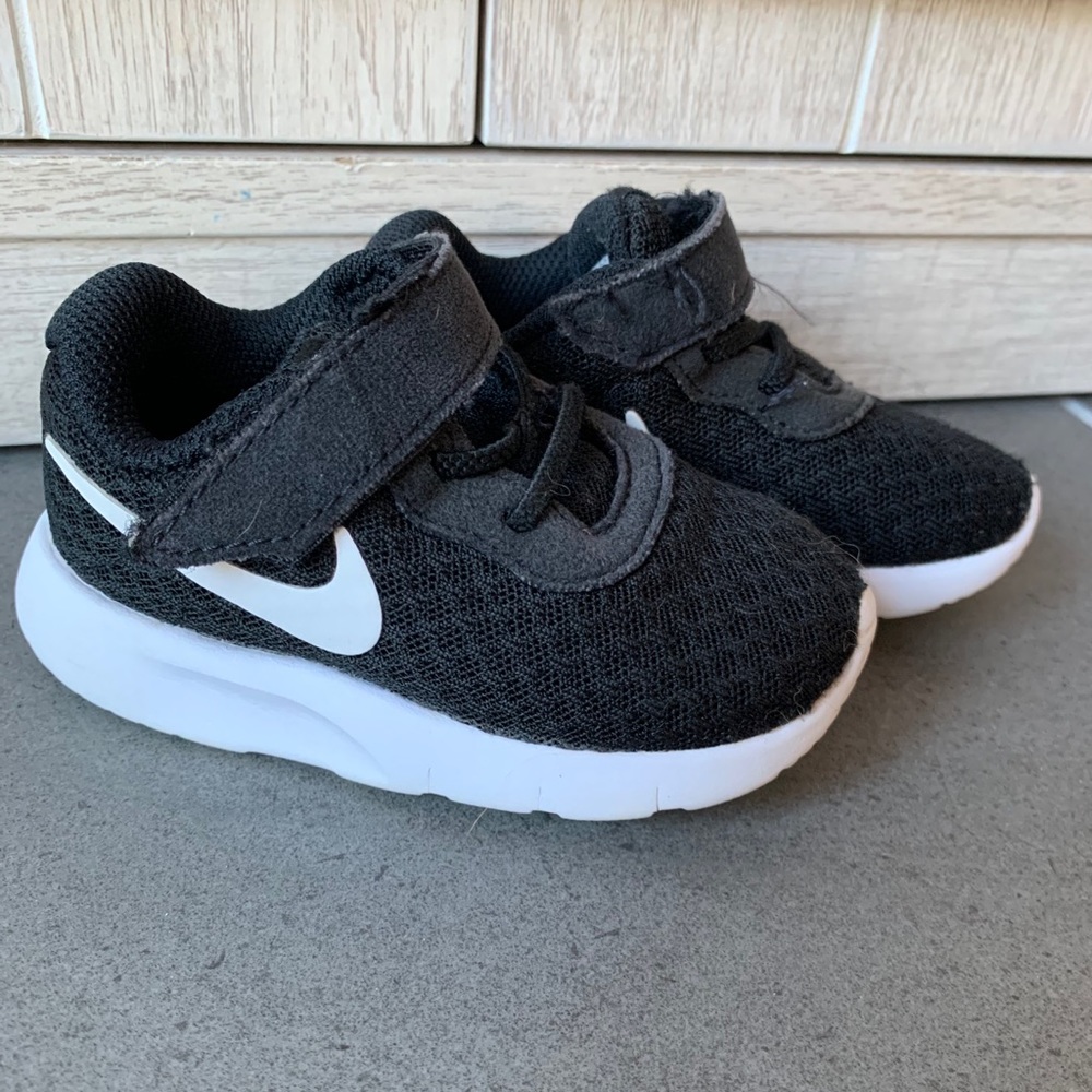 Toddler black and white Nike Tanjun sneakers